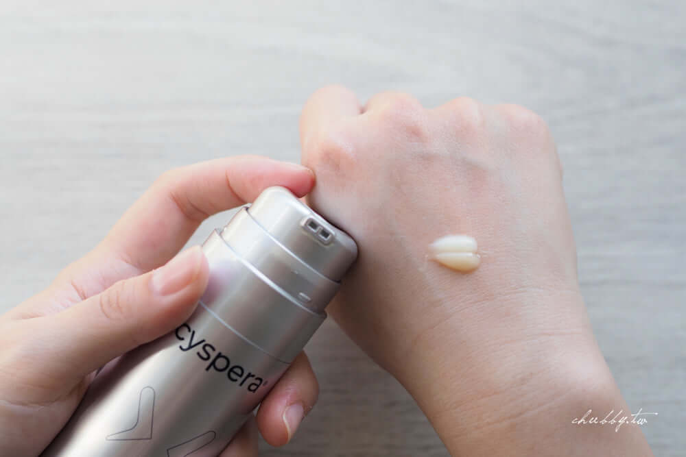 Cyspera Intensive 7 cream texture swatch on hand shows 7% cysteamine pigment correction for dark spots and uneven skin tone