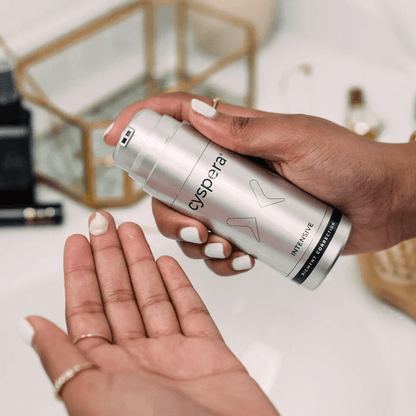 Cyspera Intensive 7 pump dispenses cream into palm with 7% cysteamine pigment correction for dark spots and uneven skin tone