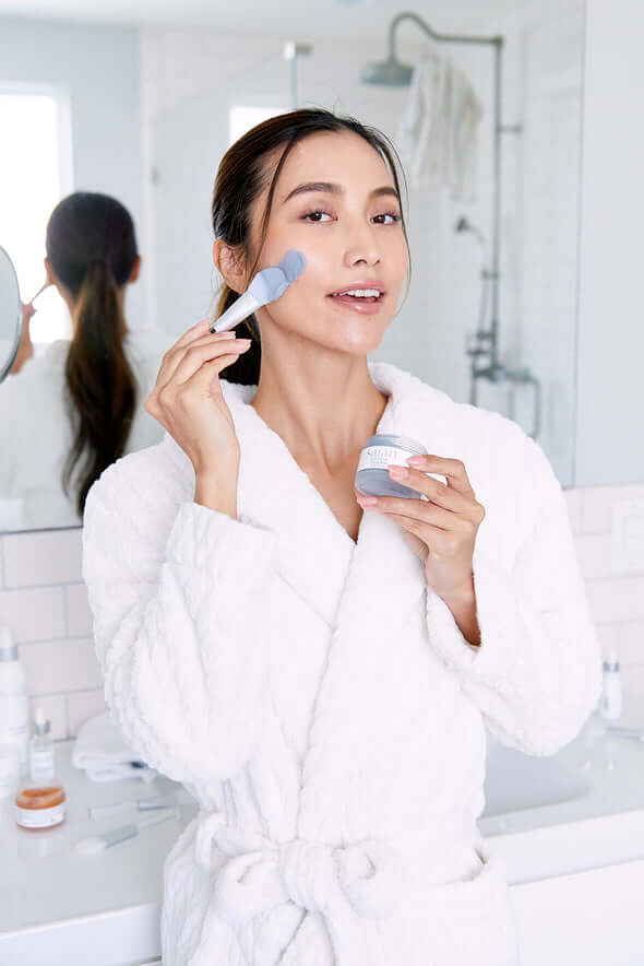 Saian Silicone Applicator Spatula Trio model applies a facial mask with a soft spatula for clean skincare use.